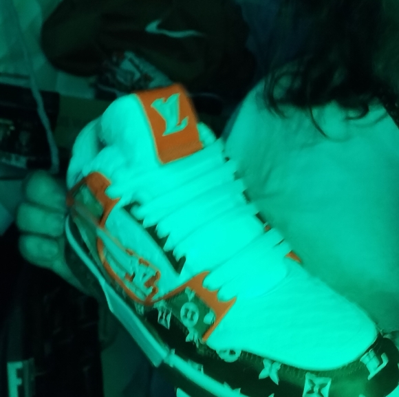 Sneakers Changing color. - Picture 6 of 8